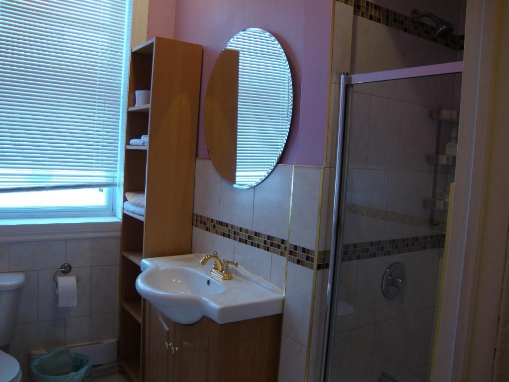 Hotel & Suites Place Des Arts Montreal Room photo