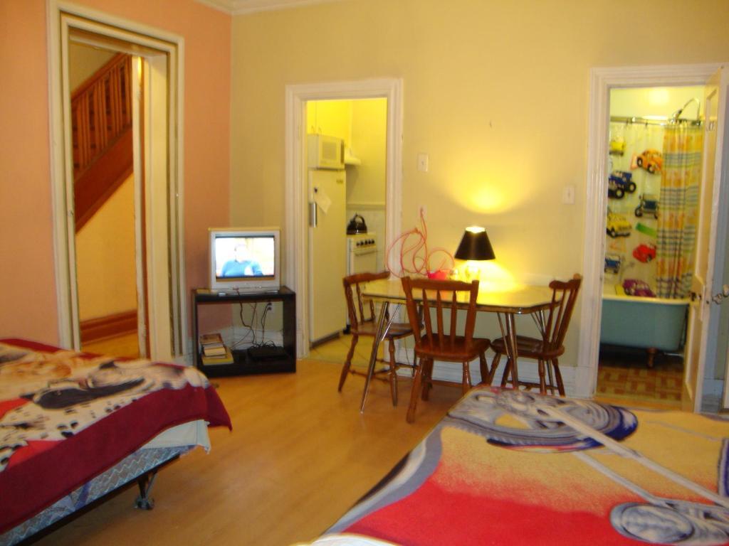 Hotel & Suites Place Des Arts Montreal Room photo