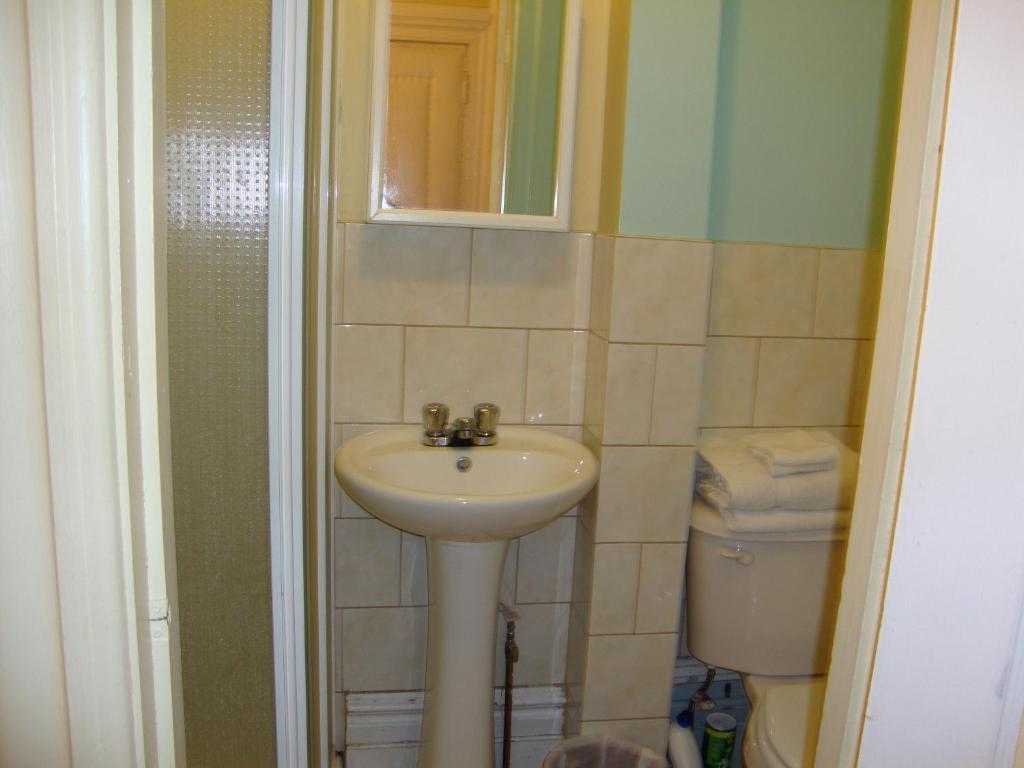 Hotel & Suites Place Des Arts Montreal Room photo